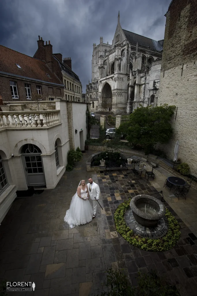 mariage-magique-saint-omer-vue-sur-la-cathedrale-sous-la-pluie-bailli-florent-studio.webp