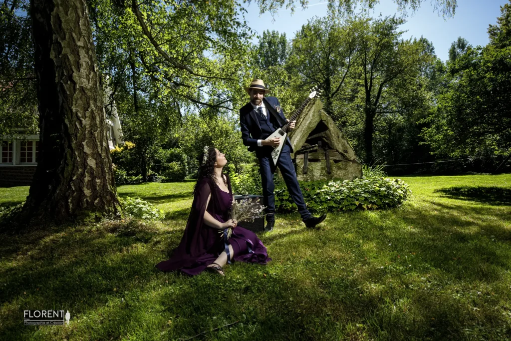 mariage-plein-air-amiens-epoux-avec-guitare-epouse-ecoute-assise-florent-studio photo moulin plachy