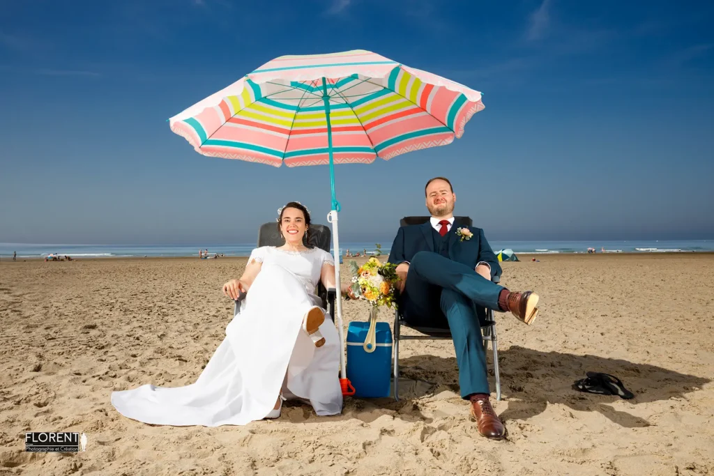 mariage-pose-boulogne-sur-mer-couple-humour-sur-plage-glaciere-et-parasol-florent-studio-photographe-lille-le-touquet-paris-calais-saint-omer-dunkerque-1-2.webp