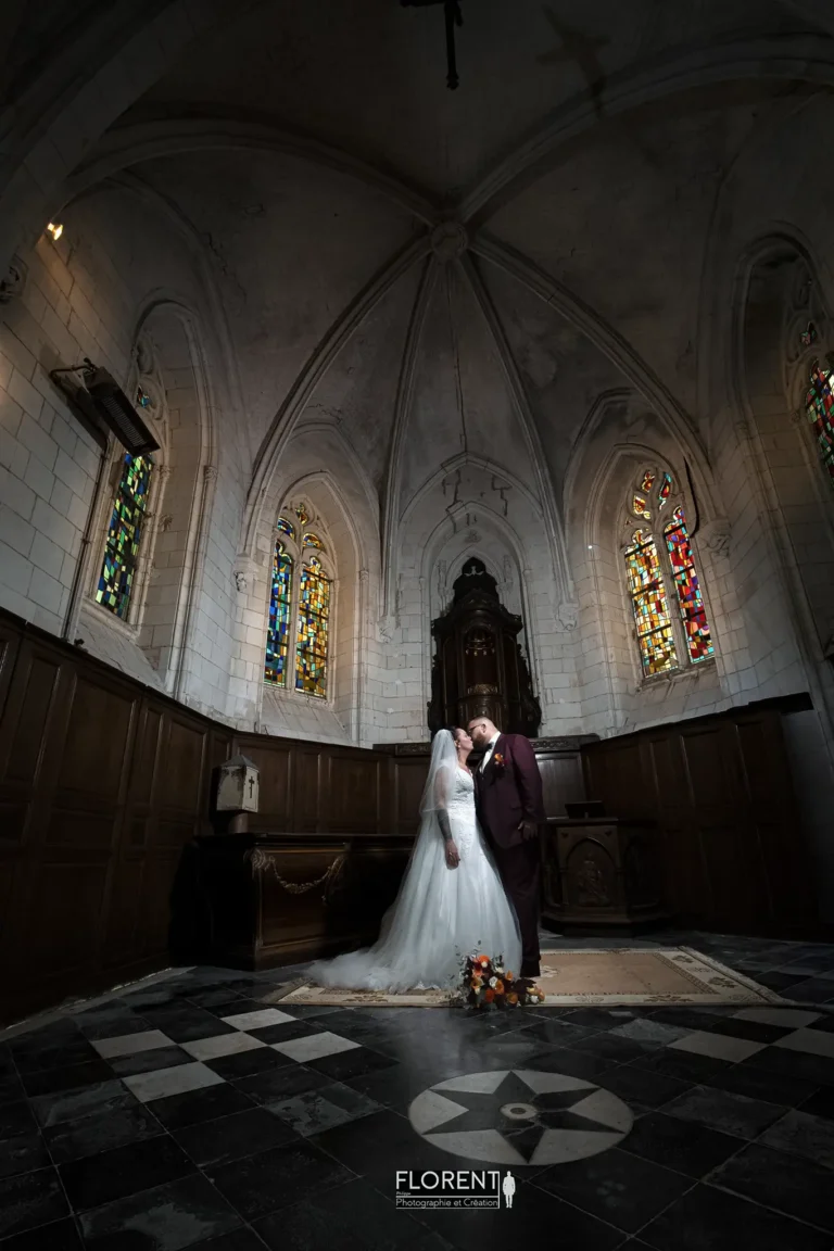 mariage pose magique couple s embrasse coeur eglise clair obscur fine art florent studio photo desvres saint omer lumbres