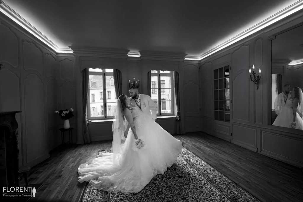 mariage-saint-omer-superbe-pose-salon-clos-bailli-renverse-epoux-noir-et-blanc-avec-miroir-florent-studio-saint-omer