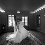 mariage-saint-omer-superbe-pose-salon-clos-bailli-renverse-epoux-noir-et-blanc-avec-miroir-florent-studio-saint-omer