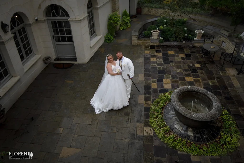 mariage-saint-omer-vue-d-en-haut-sous-la-pluie-epoux-ensemble-clos-bailli-florent-studio.webp