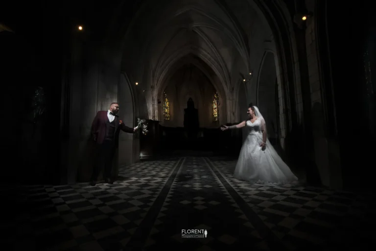 mariage superbe scene epoux tend bouquet a la marie clair obscur dans eglise fine art florent studio photo desvres saint omer lumbres