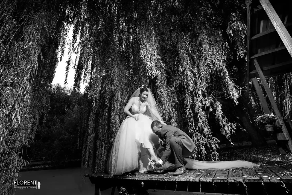 photographe-mariage-lille-sur-passerelle-avec-scene-de-chaussures-comme-cendrillon-florent-photographe-boulogne-sur-mer-lille-le-touquet-paris-calais-saint-omer-.webp