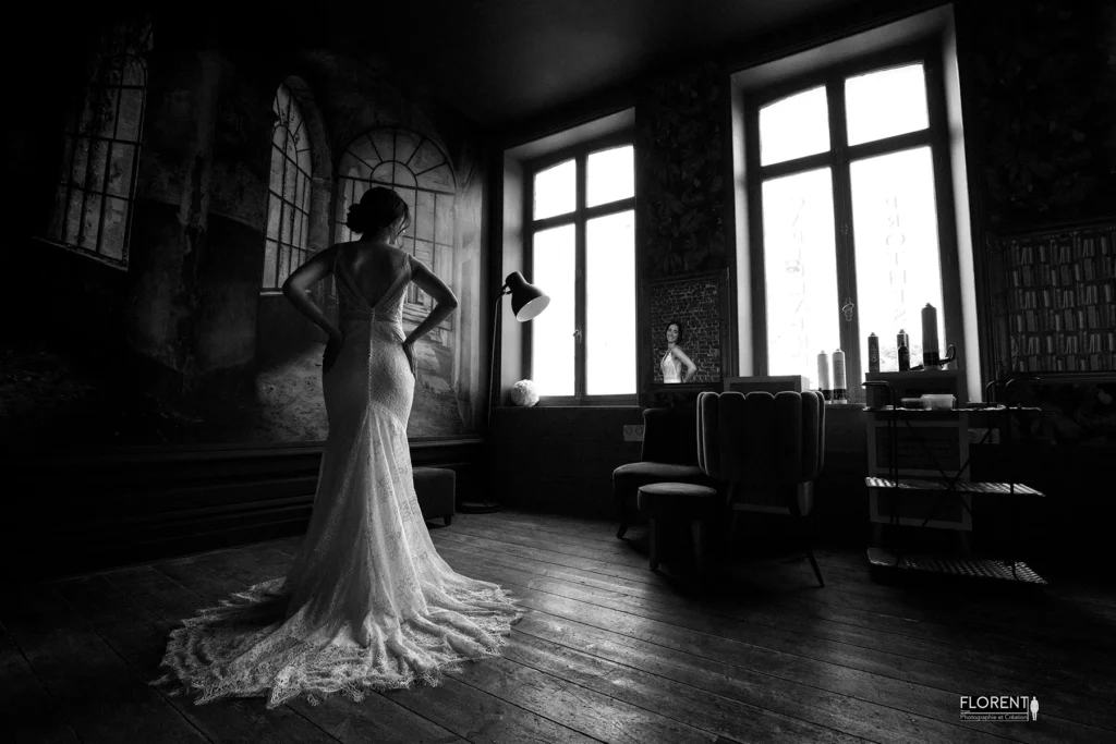 photographe-mariage-mariee-dentelle-lueur-fenetres-et-miroir-sur-plancher-noir-et-blanc-florent-photographe-lille-cambrai-arras-calais-saint-omer-touquet-berck-dunkerque