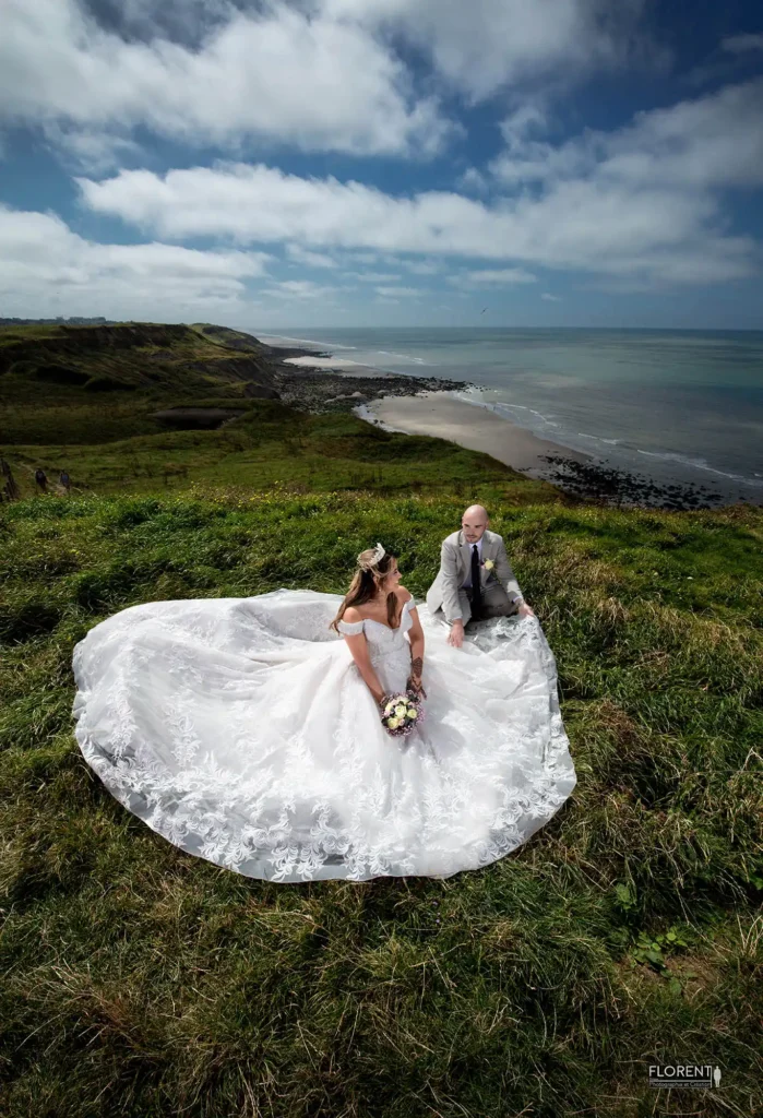 photographie-mariage-couple-regards-tendres-sur-la-falaise-et-vue-sur-la-mer-studio-florent-boulogne-sur-mer-lille-paris-amiens-saint-omer-dunkerque-arras-lens-le-touquet.webp