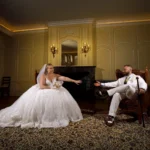pose-mariage-saint-omer-salon-clos-bailli-epoux-assis-tendent-les-mains-florent-studio