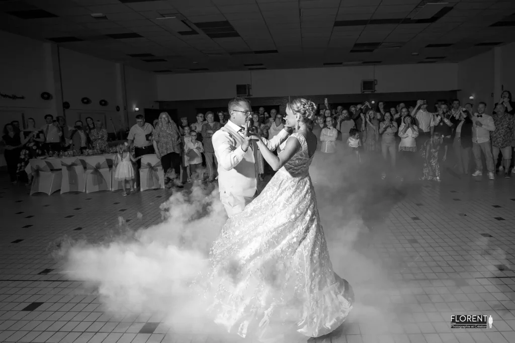superbe-mariage-marquise-calais-danse-des-epoux-avec-fumee-heureux-florent-studio-photographe-boulogne-sur-mer-lille-le-touquet-paris-saint-omer-arras-dunkerque.webp