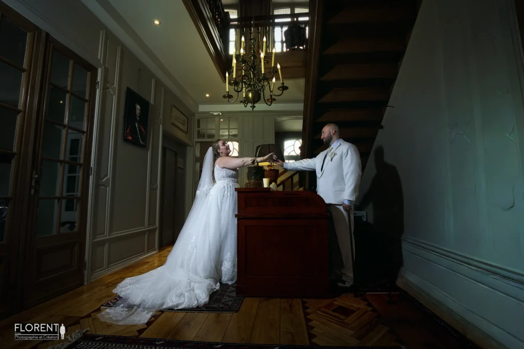 superbe-pose-mariage-saint-omer-clos-bailli-epoux-tend-la-cle-de-la-chambre-humour-lumiere-ambiance-florent-studio-saint-omer-