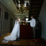 superbe-pose-mariage-saint-omer-clos-bailli-epoux-tend-la-cle-de-la-chambre-humour-lumiere-ambiance-florent-studio-saint-omer-
